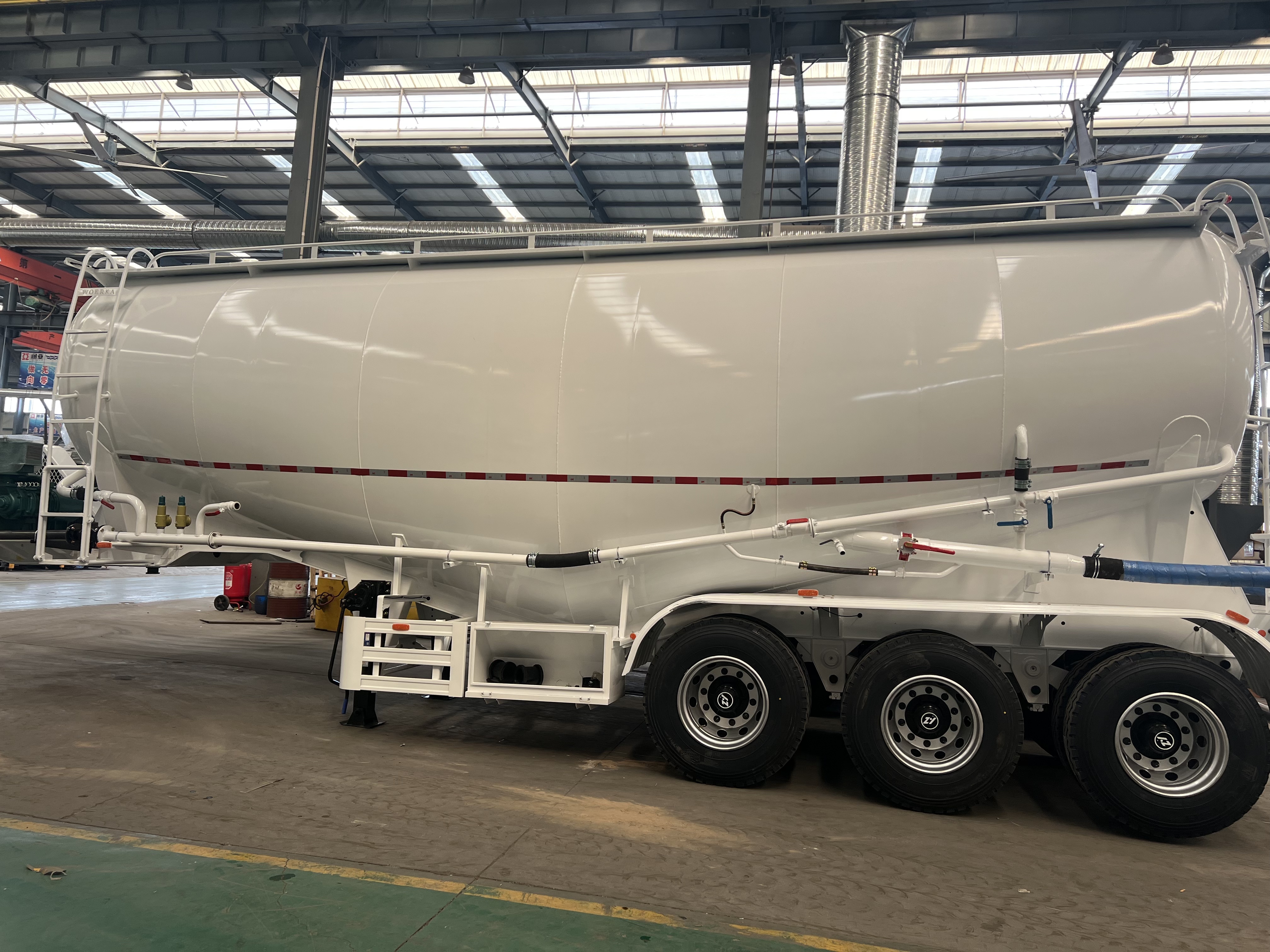 Derun çimento tanker kamyonları Zambiya'ya gönderildi ve yerel ulaşım altyapısını artırdı