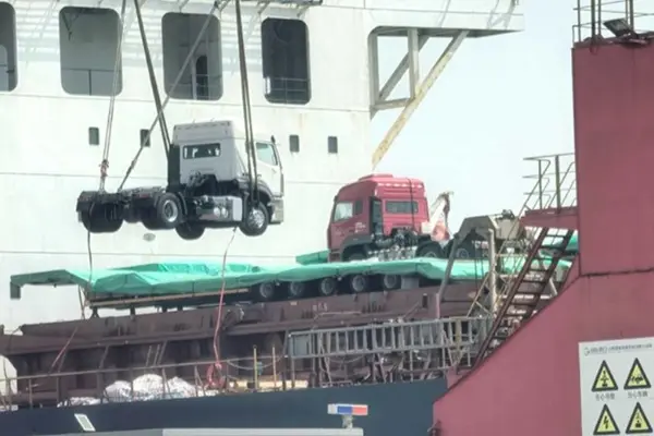 Sinotruk Howo 4x2 traktör kamyonu Suudi Arabistan'a gönderdi