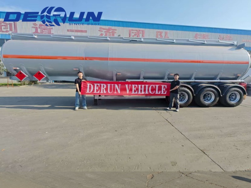 Derun üç akslı yağ tankı yarı römorku başarıyla Arjantin'e gönderildi