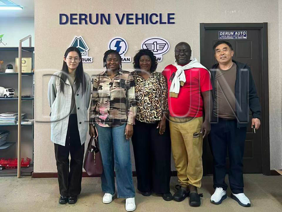 Gabonlu Müşteriler Derun Auto'yu Ziyaret Etti ve Beş Kamyon Satın Aldı